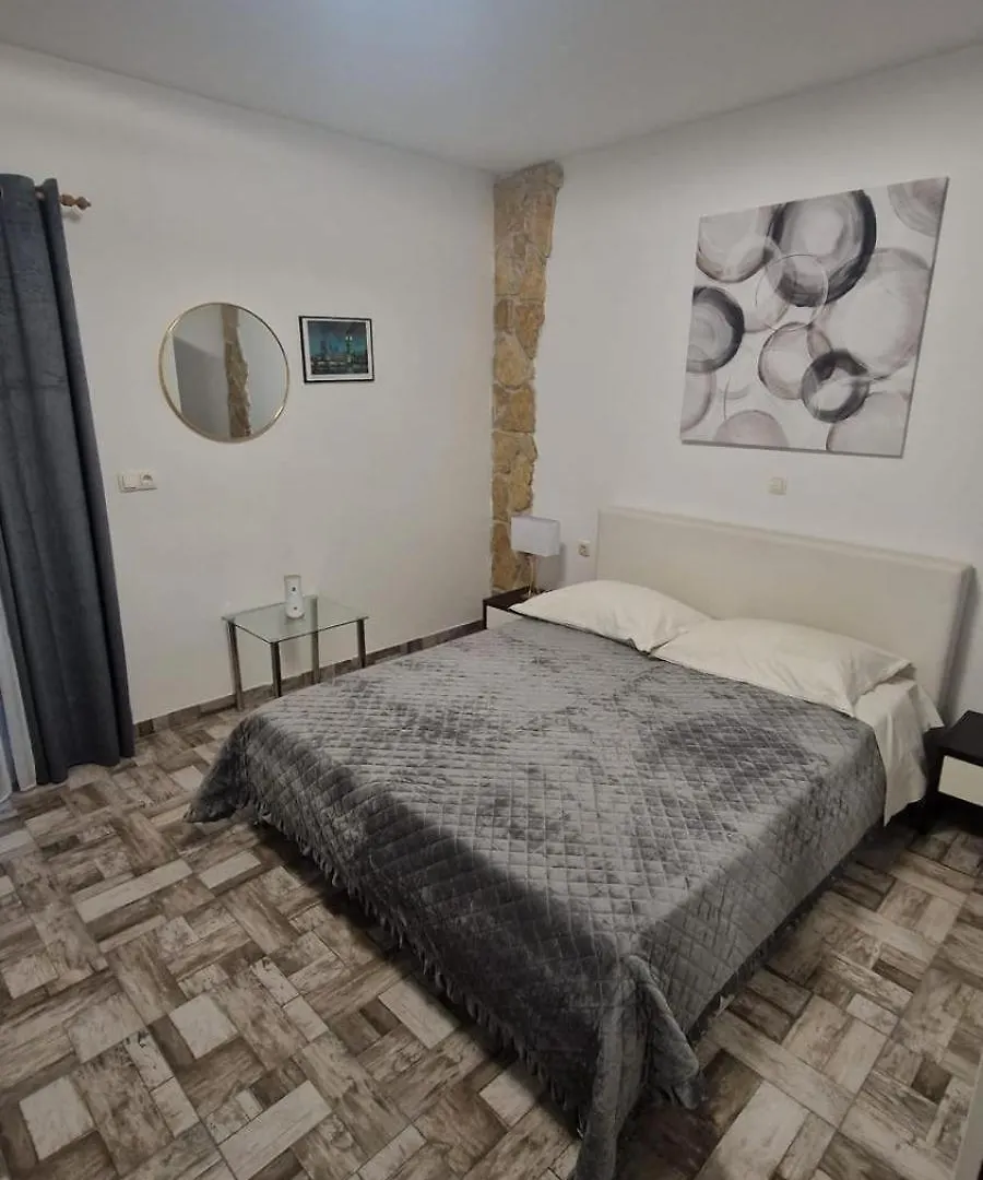 Apartments Bareta - トロギール
